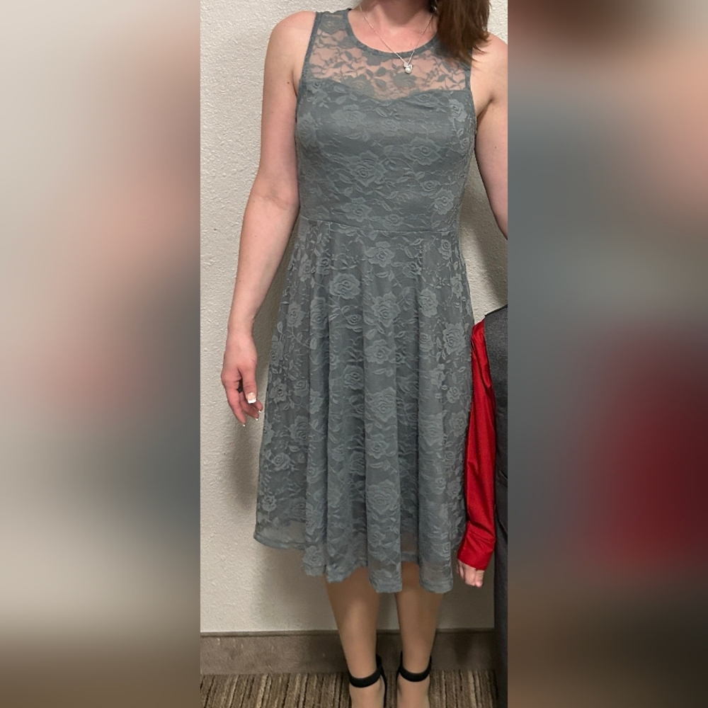 Chic Lace Midi Dress in Gray